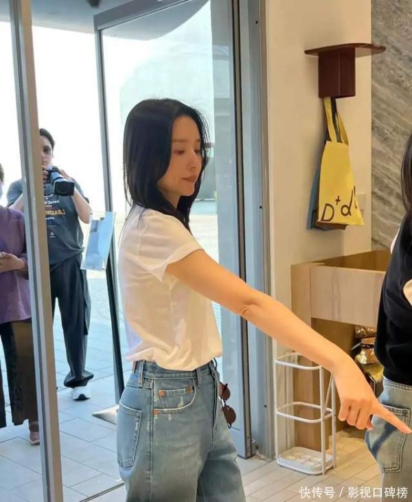 倍加网配资 董洁在河北开设时装店，与员工交流毫无架子，打扮随性身材纤瘦